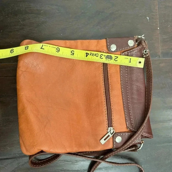 Italian leather Duotone crossbody bag - Picture 8 of 9
